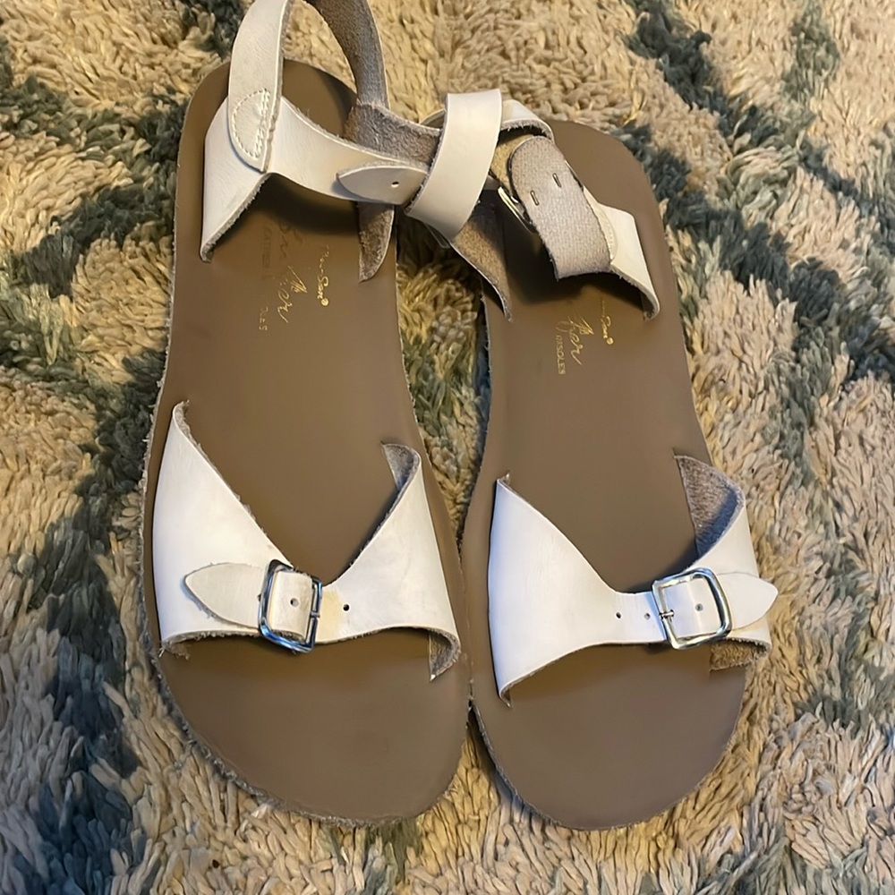 Surfer girls sandals